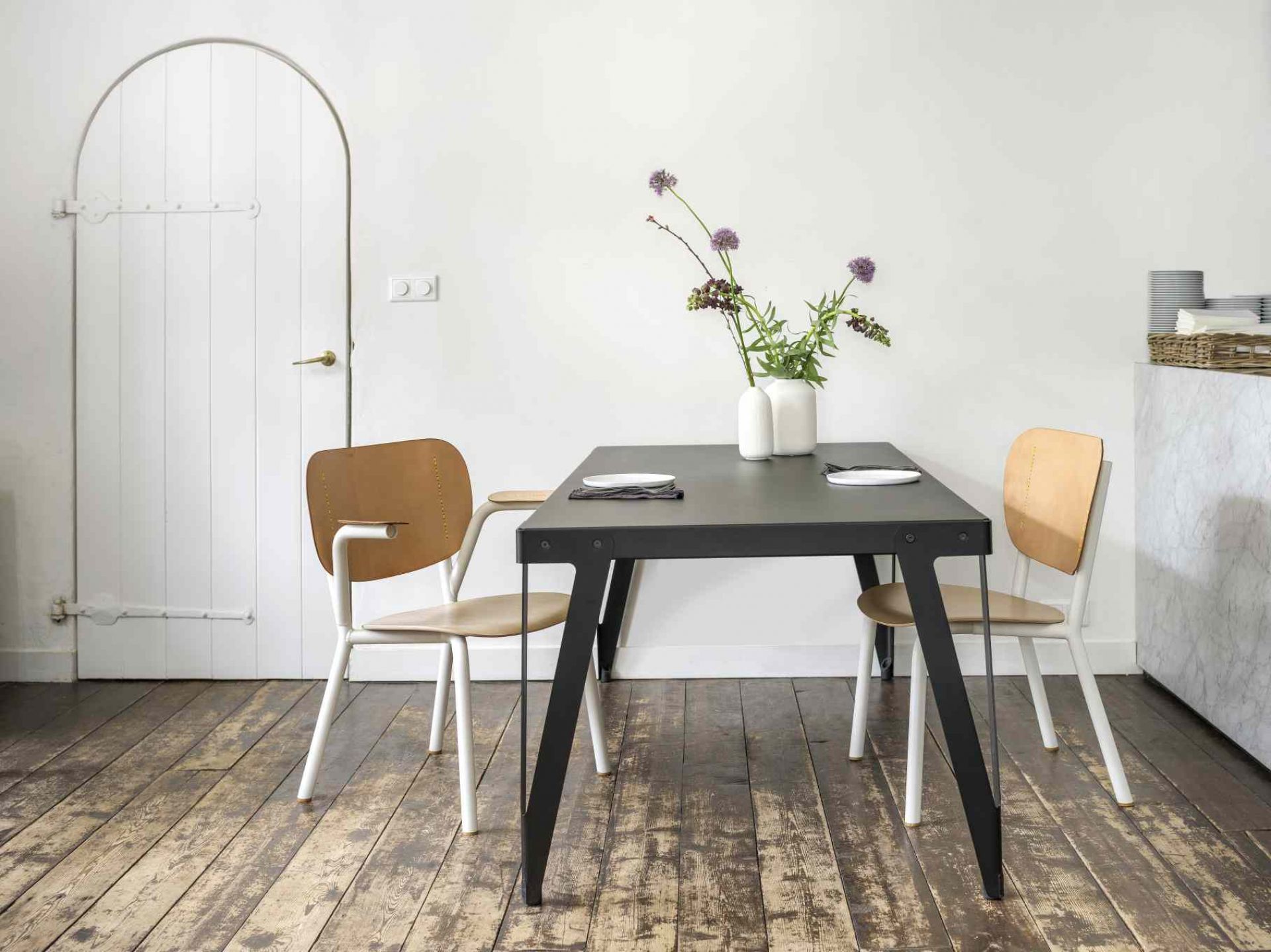 Emil Rosi Chair: Moderner Holzstuhl mit Armlehnen am Esstisch, minimalistisches Design.