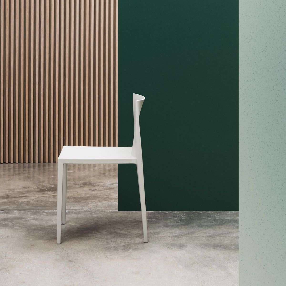 Weißer Sail SI1245 Stuhl von Andreu World, stapelbarer Designstuhl für moderne Büros und Wohnräume.