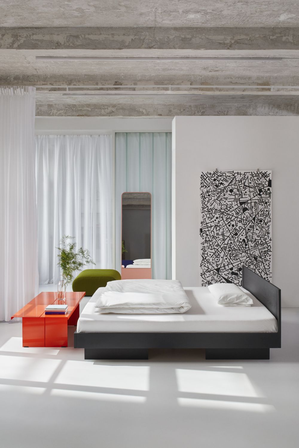 ZIANS Bett Large mit Kopfteil in modernem Schlafzimmer mit Kunst, Spiegel und Nachttisch.