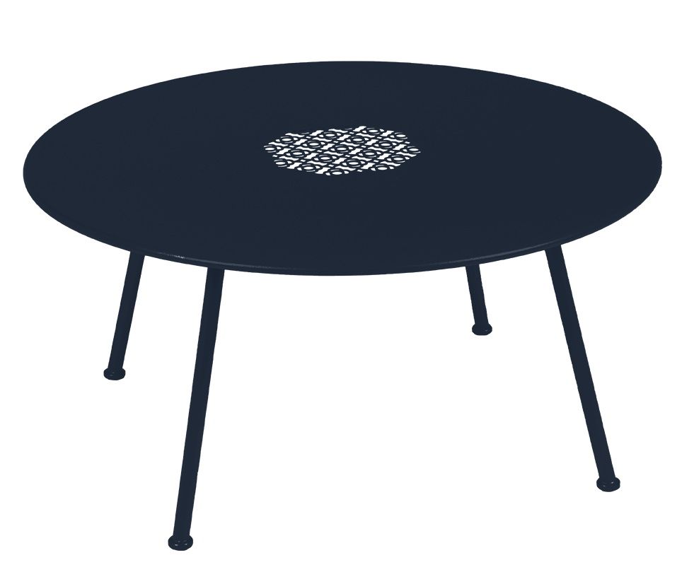 Blauer Lorette Outdoor Beistelltisch von Fermob, runder Couchtisch mit filigranem Muster in der Tischmitte.