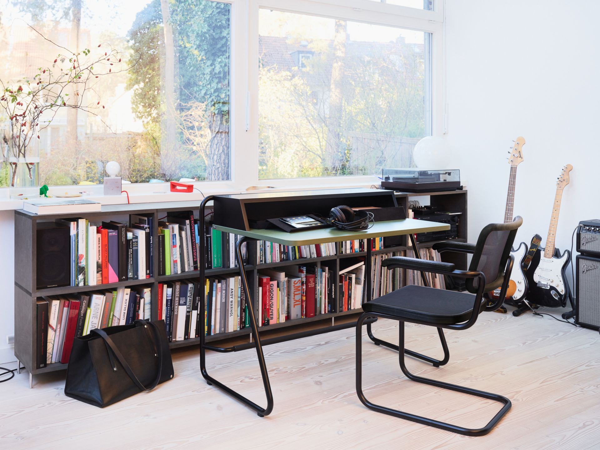 S 1200 Thonet Sekretär mit schwarzem Stahlrohrgestell, grüner Arbeitsplatte und passendem Schreibtischstuhl im modernen Arbeitszimmer.