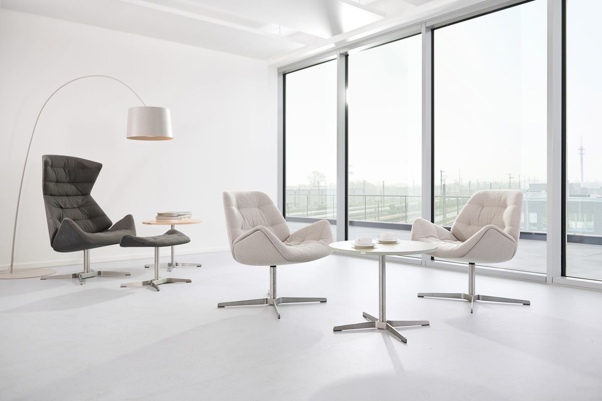 Thonet Sessel 809 in Grau und Beige mit Fußhocker in modernem Wohnzimmer Ambiente.