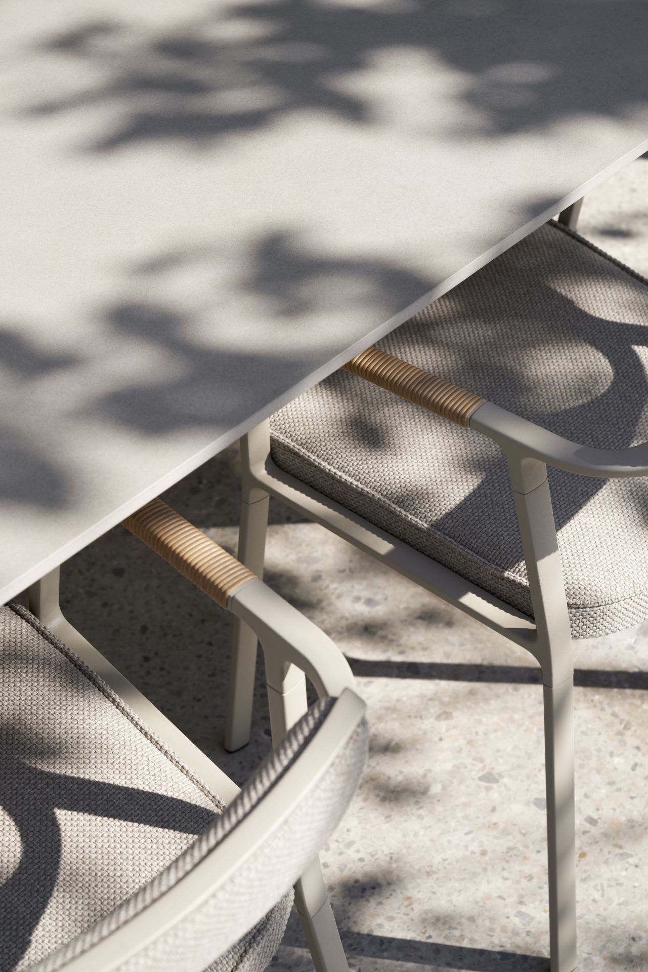 Detailaufnahme von Vipp Open-Air Outdoor Stuhl mit Armlehne und Sitzkissen, Teil eines Gartentisch-Sets.