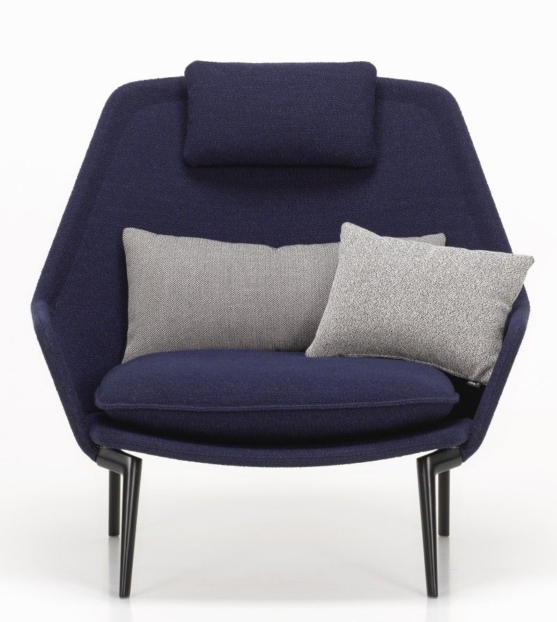 Blauer Vitra Slow Chair Sessel mit Stoffbezug und grauen Kissen vor weißem Hintergrund.