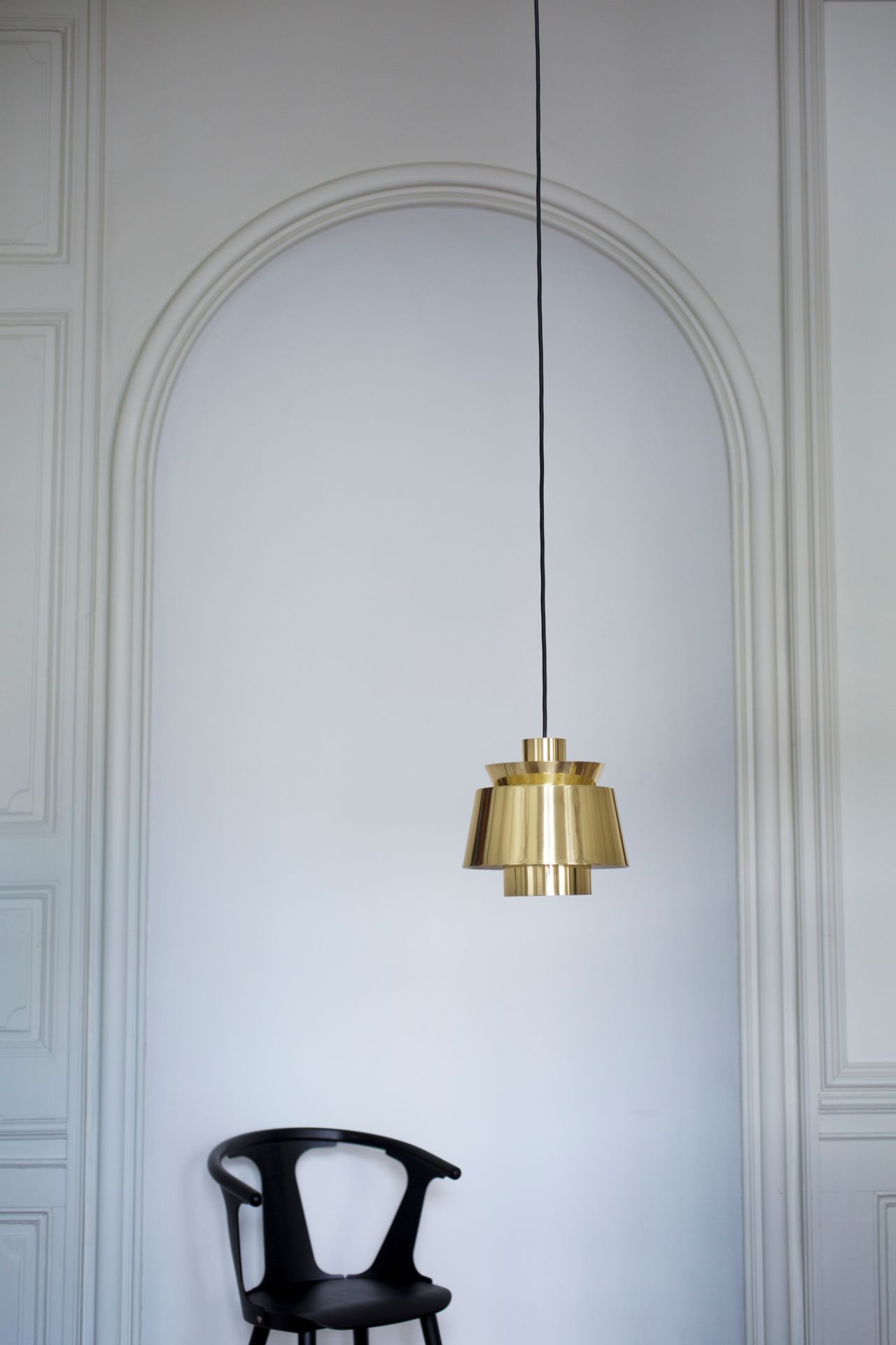Schwarzer In Between Chair Stuhl SK1 von AndTradition aus Eiche vor weißer Wand mit Lampe.