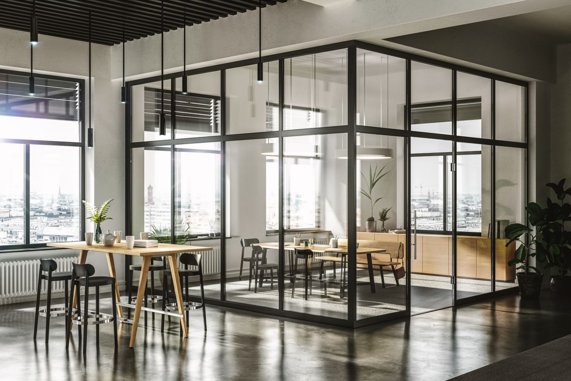 Innenaufnahme eines modernen Büros mit Thonet Holzstühlen und Tischen in verschiedenen Konfigurationen.
