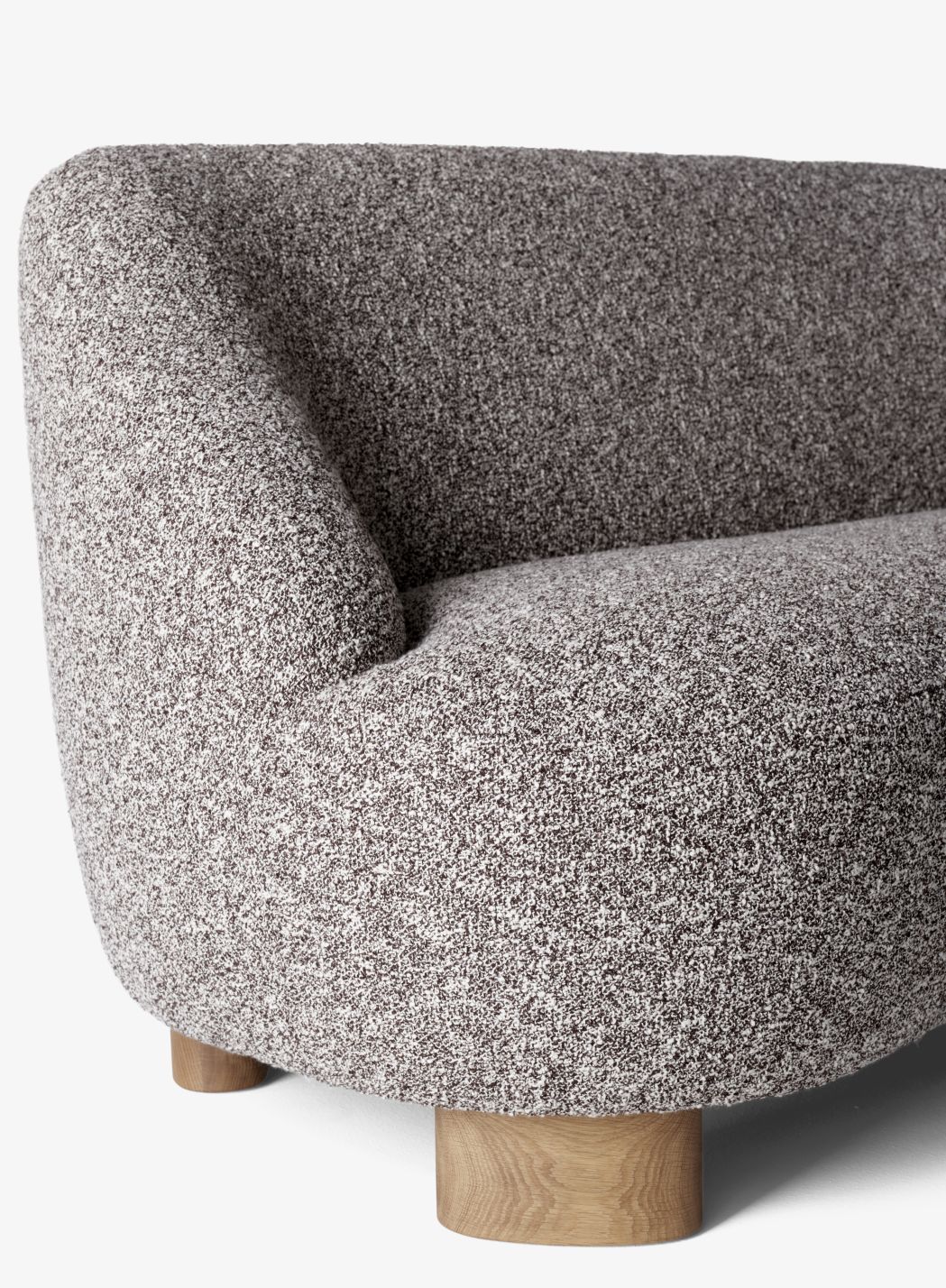 Detailaufnahme des Margas Sofas von AndTradition, ein graubraunes 2-Sitzer Sofa mit Holzfüßen.