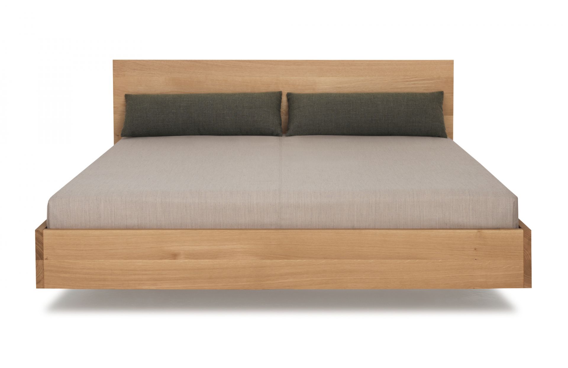 Simple HI Holzbett: Zeitraum Bett 180 cm aus hellem Holz mit Kissen.