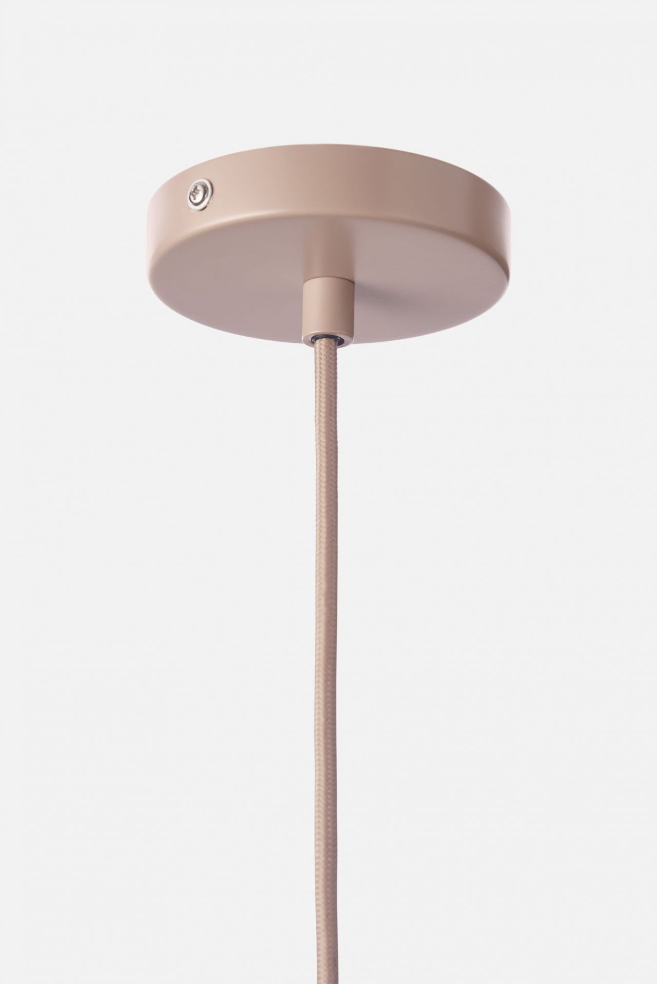 Detailaufnahme der Deckenbefestigung der Stone Pendelleuchte von Woud in Beige. Pendellampe, Beleuchtung.