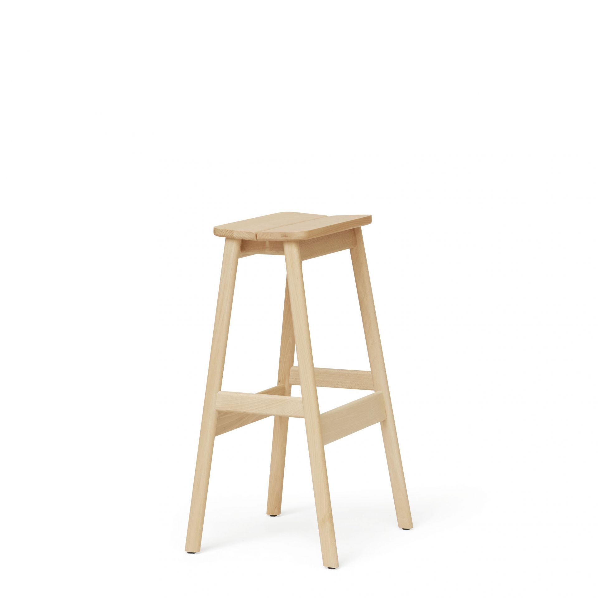 Angle Standard Barhocker von Form & Refine aus hellem Holz, minimalistisches Design für Küche oder Bar.