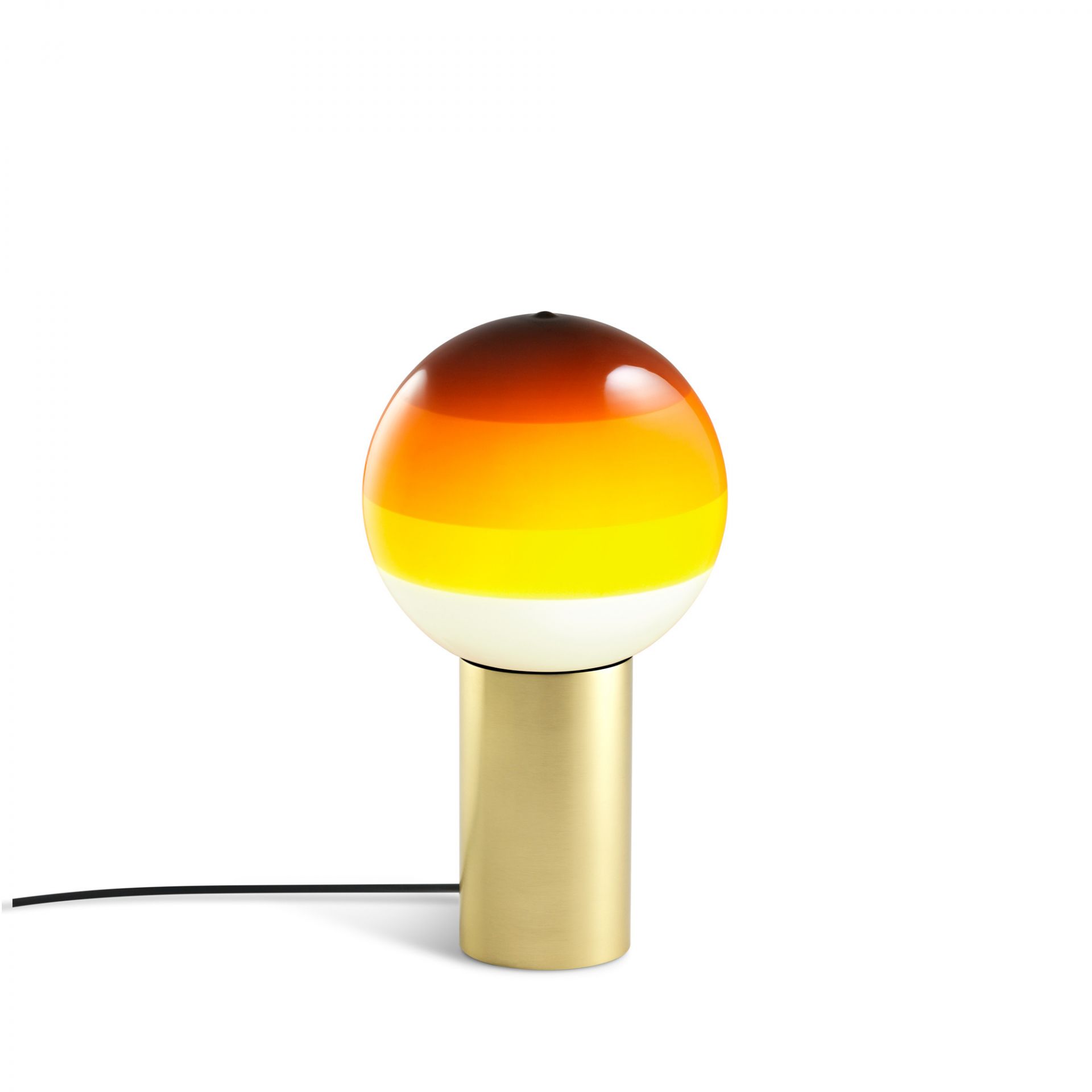 Nahaufnahme der Dipping Light Tischleuchte von Marset in Bernstein und Messing.