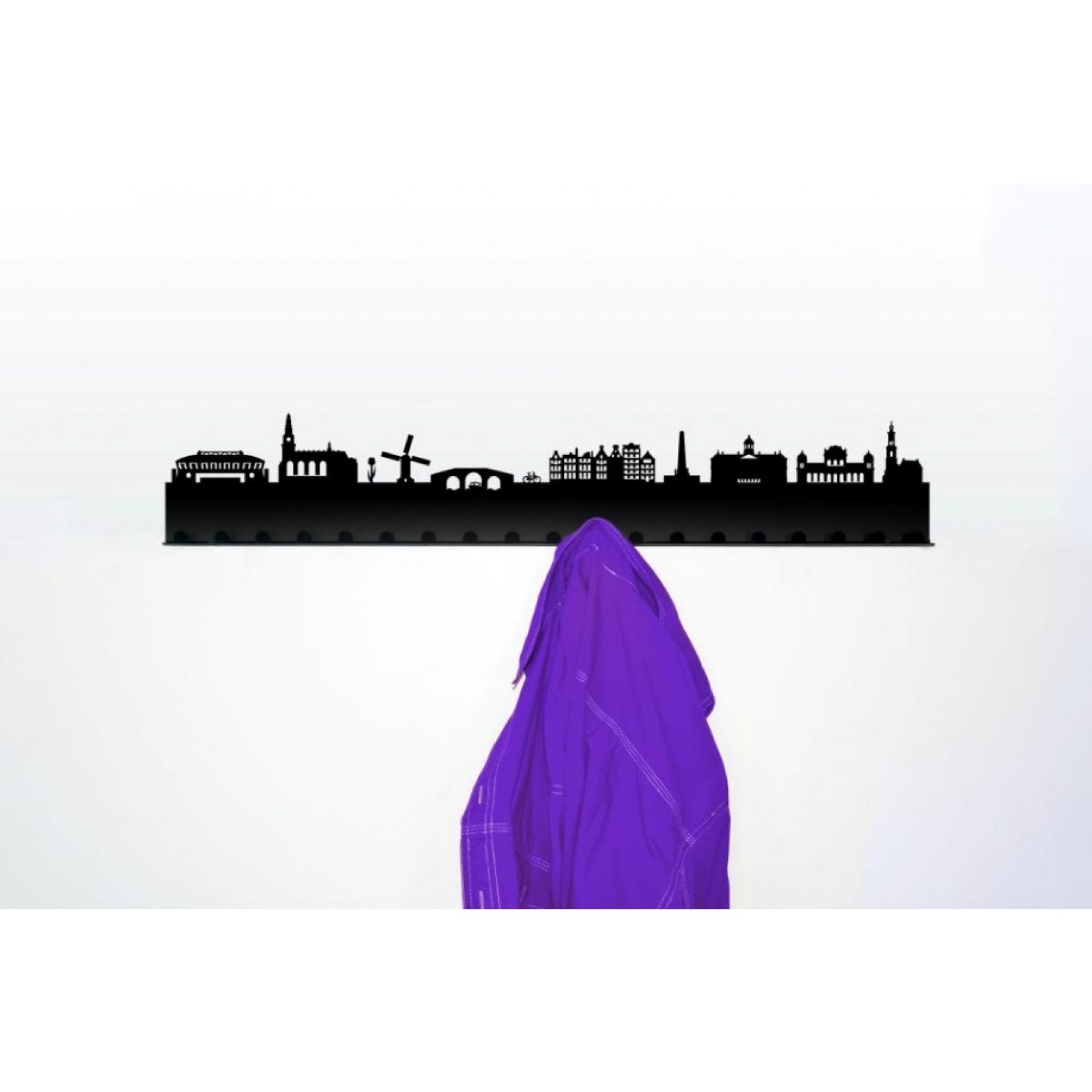 Schwarze Skyline Garderobe mit Amsterdam Silhouette und lila Jacke an weißer Wand, modernes Wanddesign.