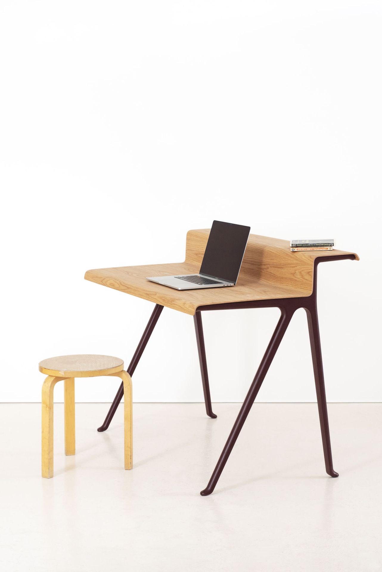Vitra Schreibtisch Courier aus Holz mit Laptop und Hocker, modernes Design für Büro.