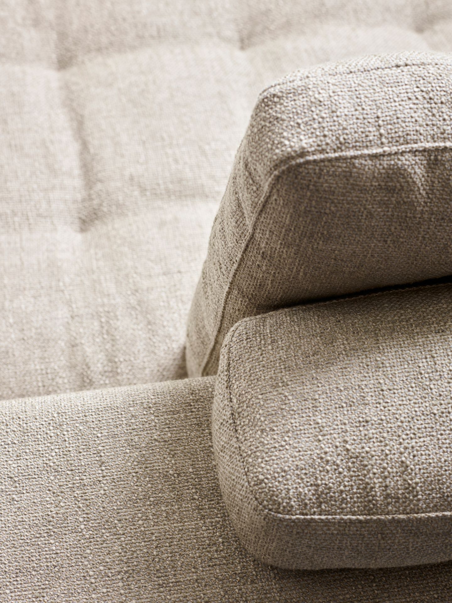 Detailaufnahme des Vitra Grand Sofa 3-Sitzer in Beige, zeigt hochwertige Textur und Polsterung für Wohnzimmer.