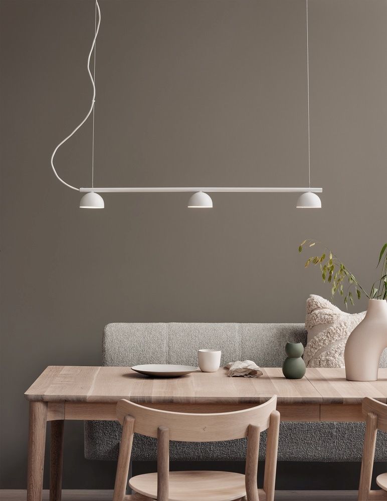Beige Blush Rail 3 Pendelleuchte von Northern über Esstisch, modernes skandinavisches Design.