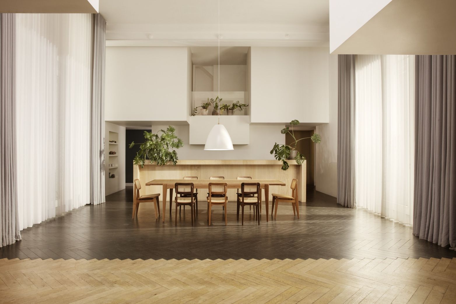 Gubi S-Table Esstisch ausziehbar aus Holz mit Stühlen in modernem Esszimmer Ambiente.