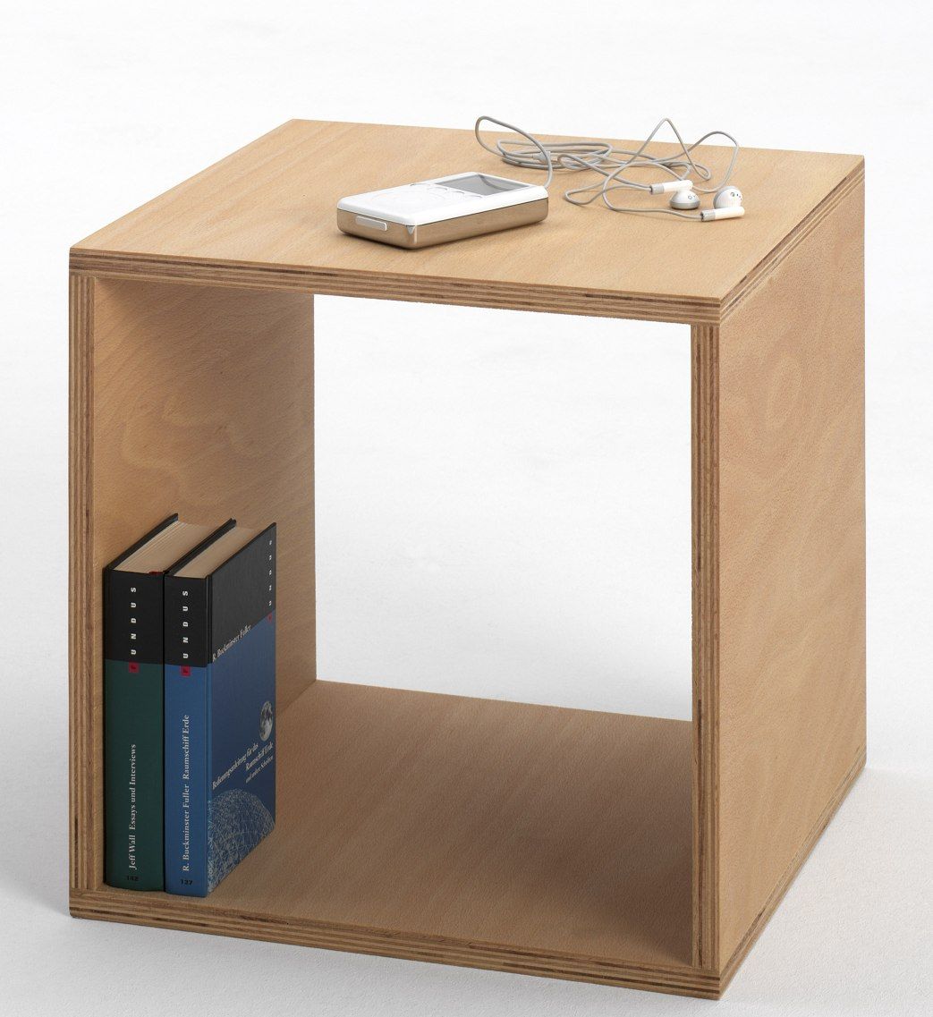 Cube Nachttisch Tojo aus hellem Holz mit Büchern, MP3-Player und Kopfhörern als Dekoration.