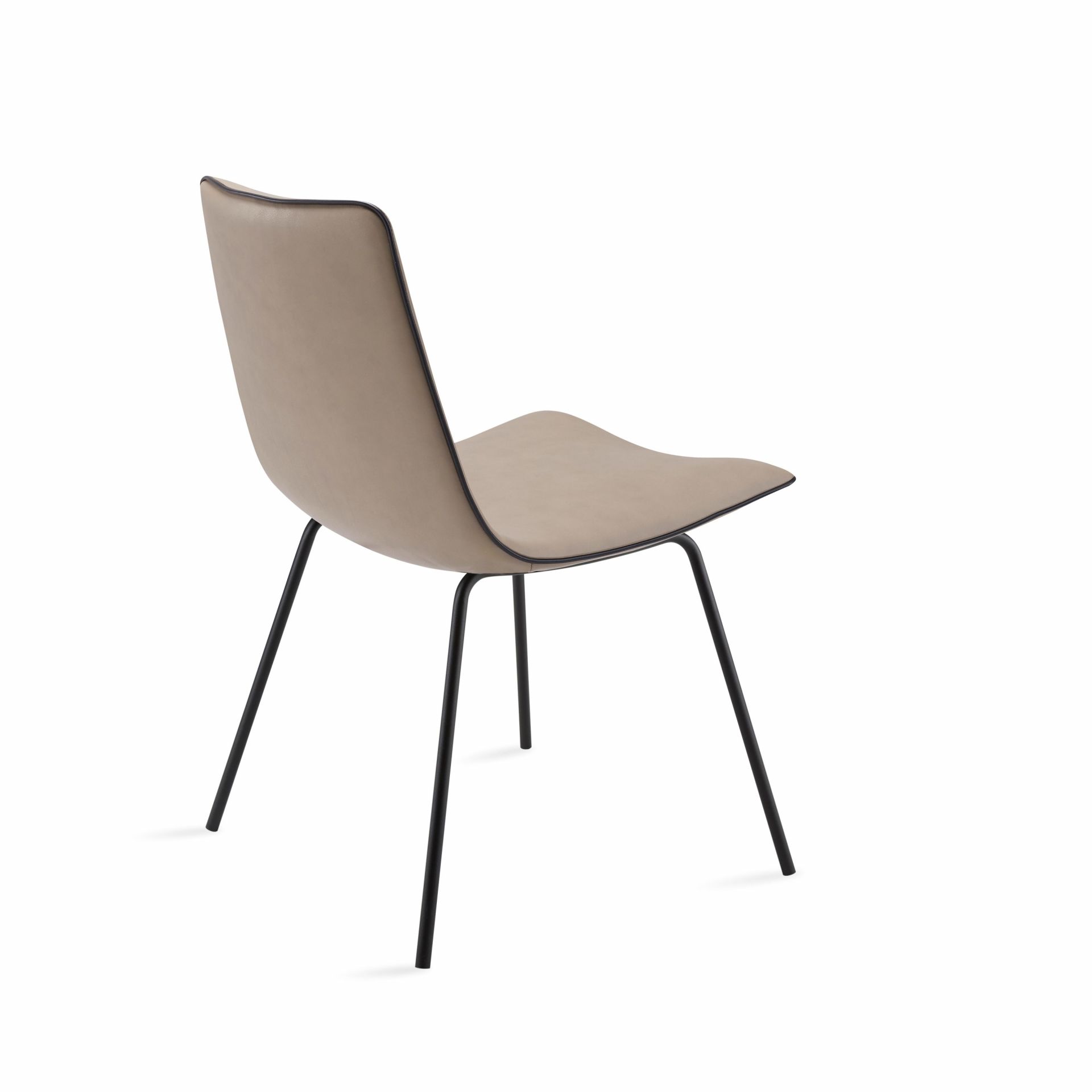 Amelie Basic Stuhl von Freifrau Manufaktur, Lederstuhl in Beige mit schwarzem Metallgestell, Rückenansicht.