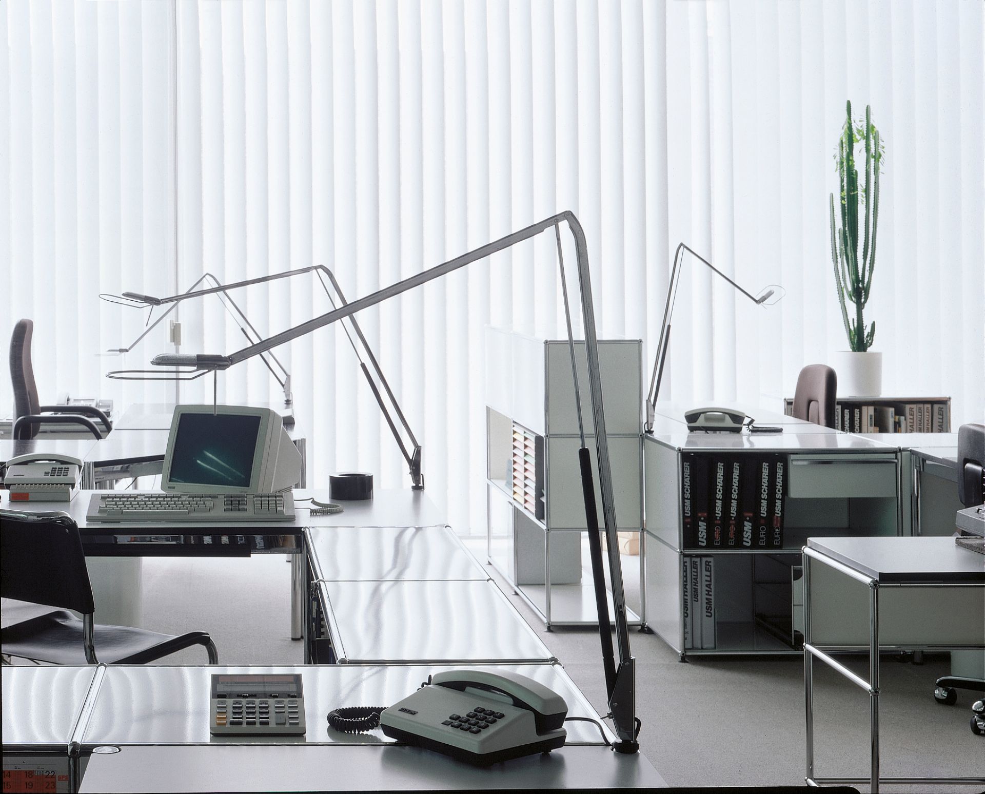 Büroarbeitsplätze mit Lifto LED Tischleuchten von Belux, dimmbare Bürolampen im modernen Design.