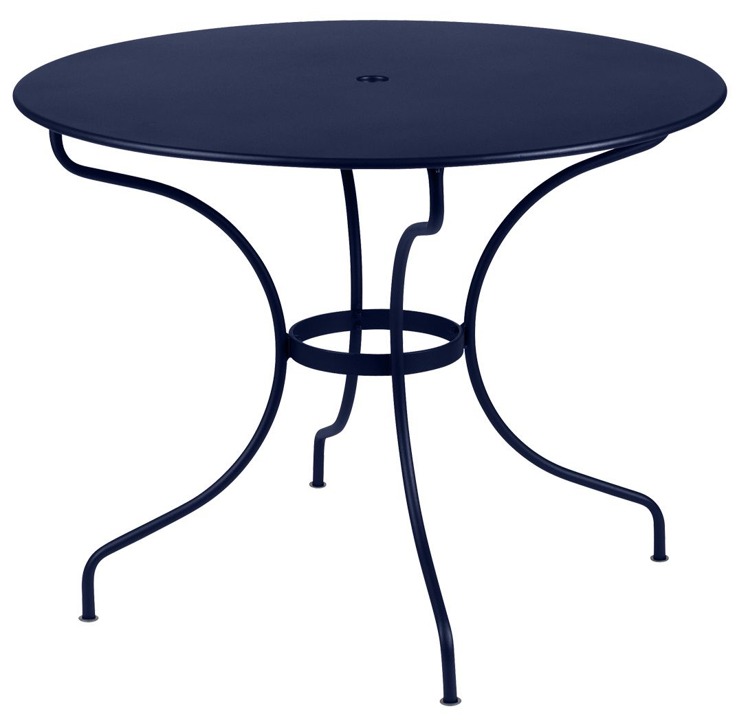 Blauer Opéra+ Tisch von Fermob für den Außenbereich, runder Gartentisch aus Metall mit filigranem Gestell.