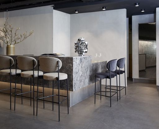 Series 430 Bar Stool Barhocker 65 cm von Verpan in Beige und Schwarz an einer Bar.
