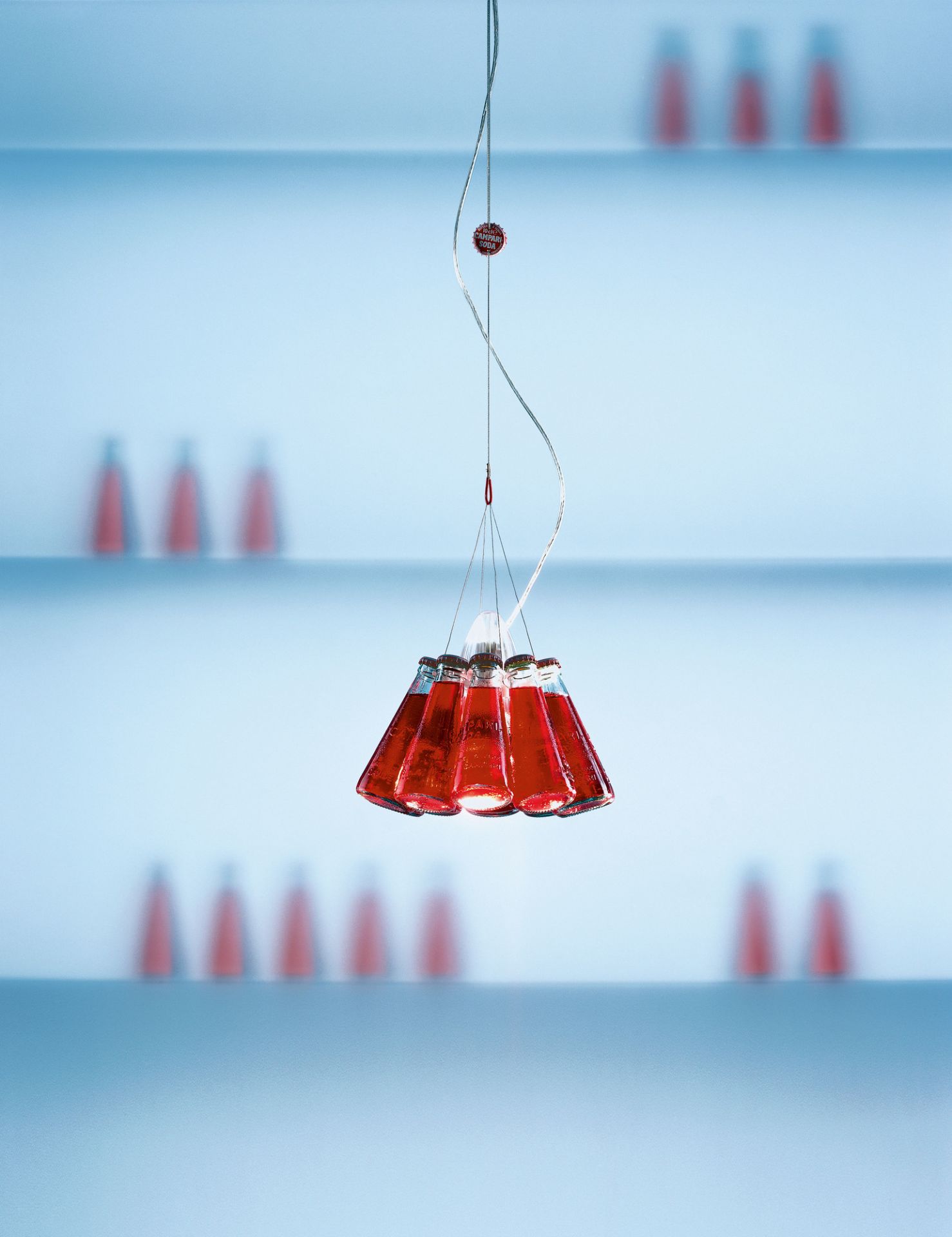Campari Light Hängeleuchte von Ingo Maurer: Pendelleuchte aus Campari-Soda Flaschen, modernes Design.
