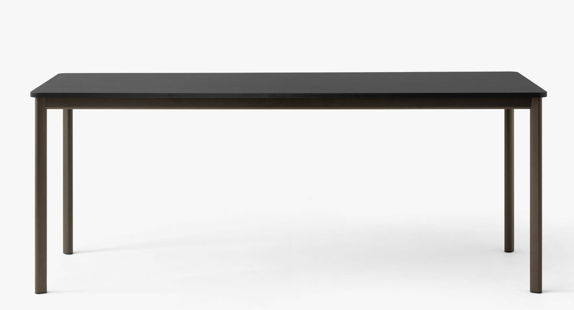 AndTradition Drip Table HW58 mit schwarzer Tischplatte und braunem Metallgestell, ideal als Esstisch oder Schreibtisch.