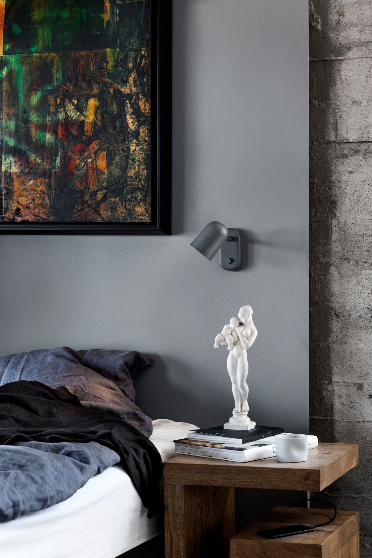 Dunkelgraue Buddy Wall Wandleuchte von Northern als Nachttischlampe im Schlafzimmer. Moderne Innenraumbeleuchtung.