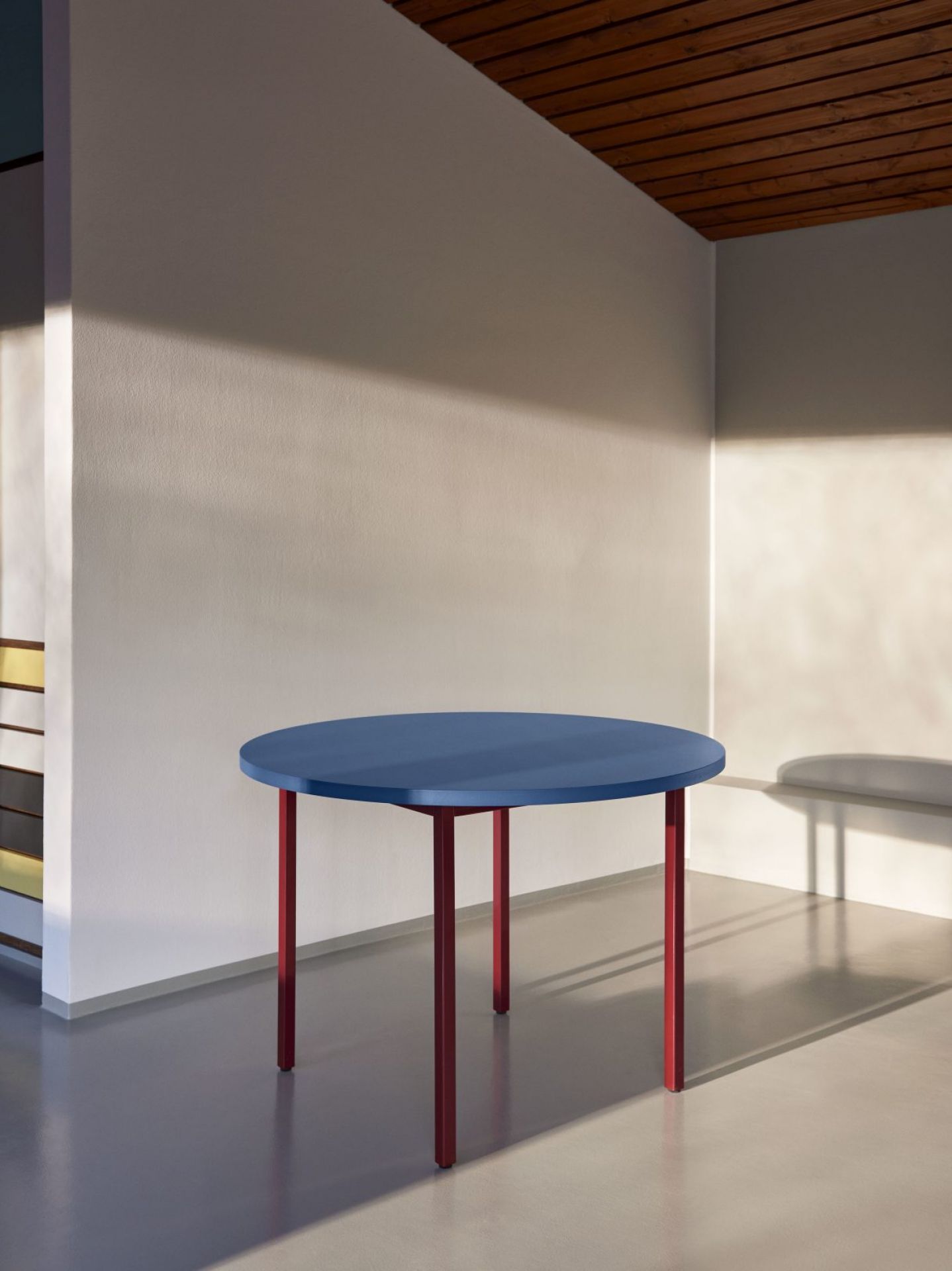 Blauer Hay Two Colour Table Tisch mit roten Beinen, runder Esstisch für Esszimmer und Küche.