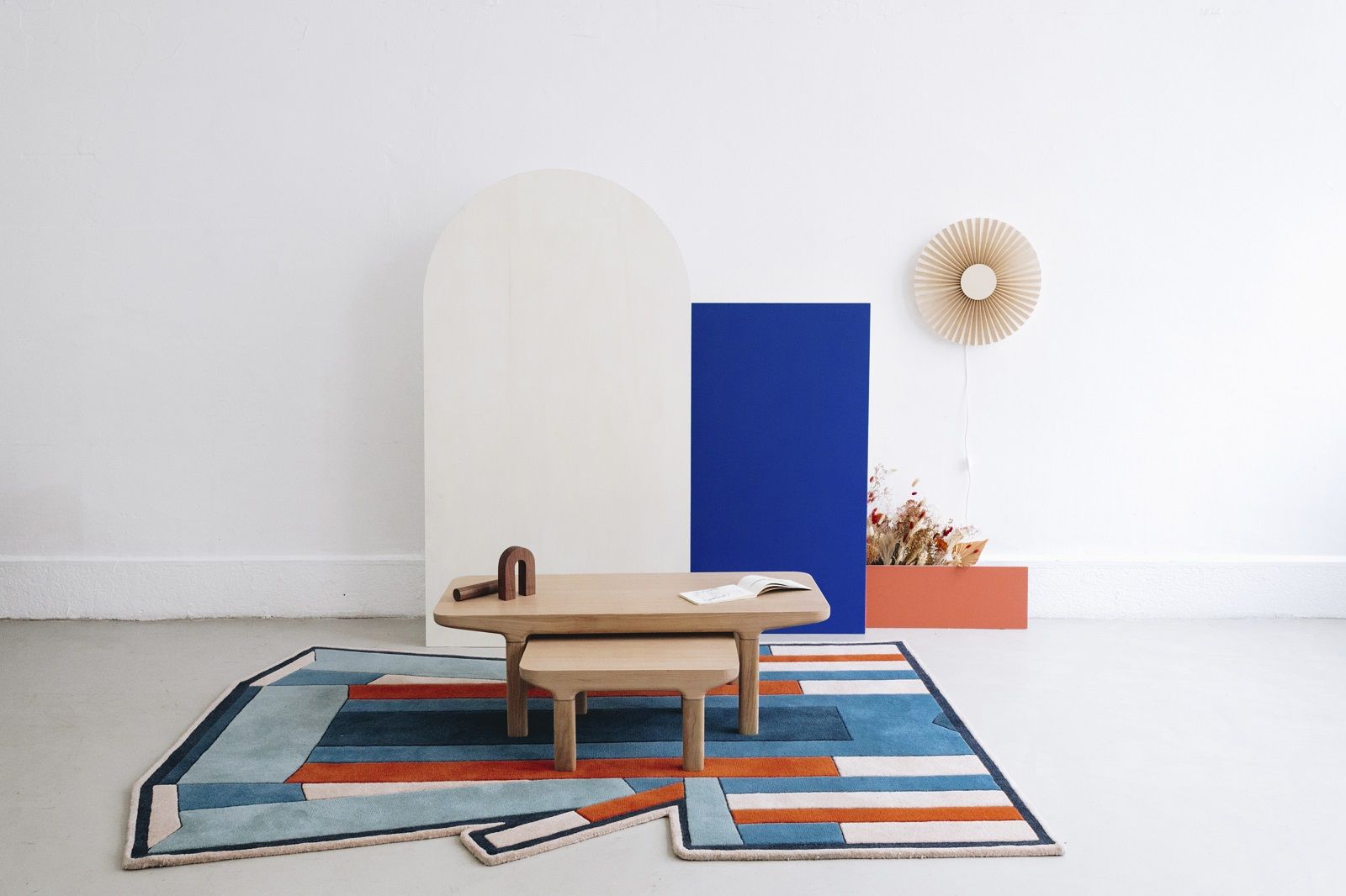 Camille Couchtisch von Hartô aus Holz, mit Teppich und Deko-Elementen im minimalistischen Stil.