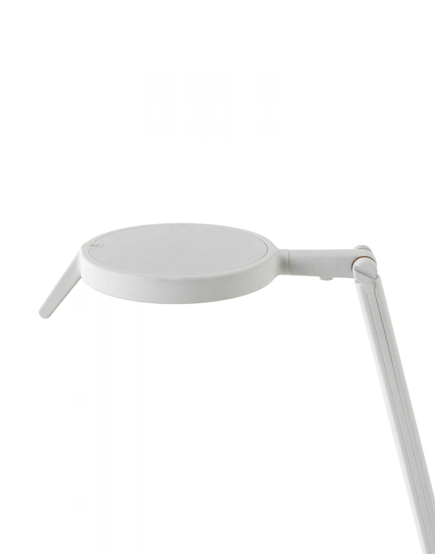 Nahaufnahme der matten, weißen Aledin LED Tischleuchte von Kartell mit Dimmer.