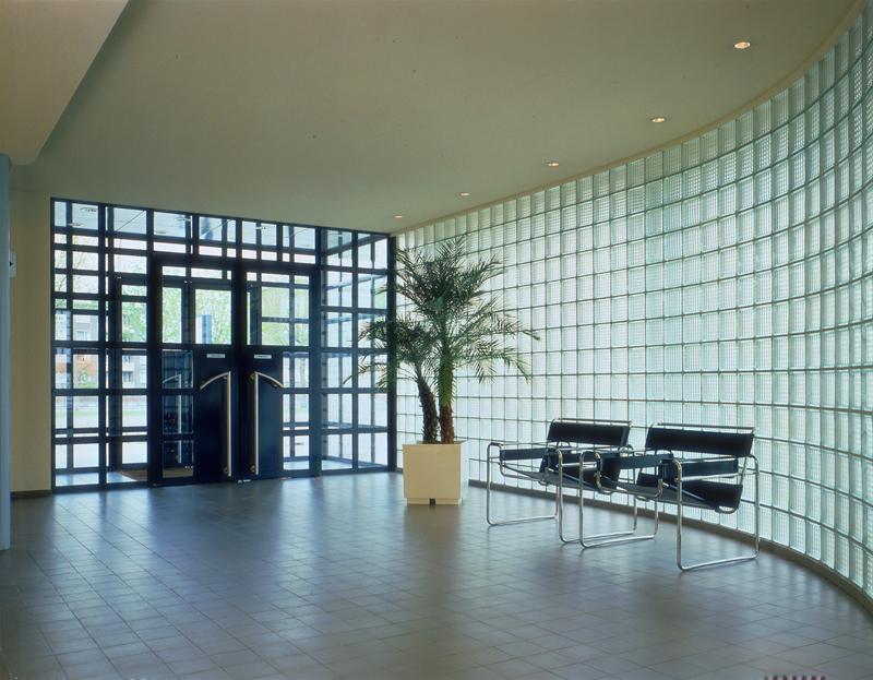 Zwei schwarze Wassily Sessel von Knoll International in einem hellen, modernen Empfangsbereich.