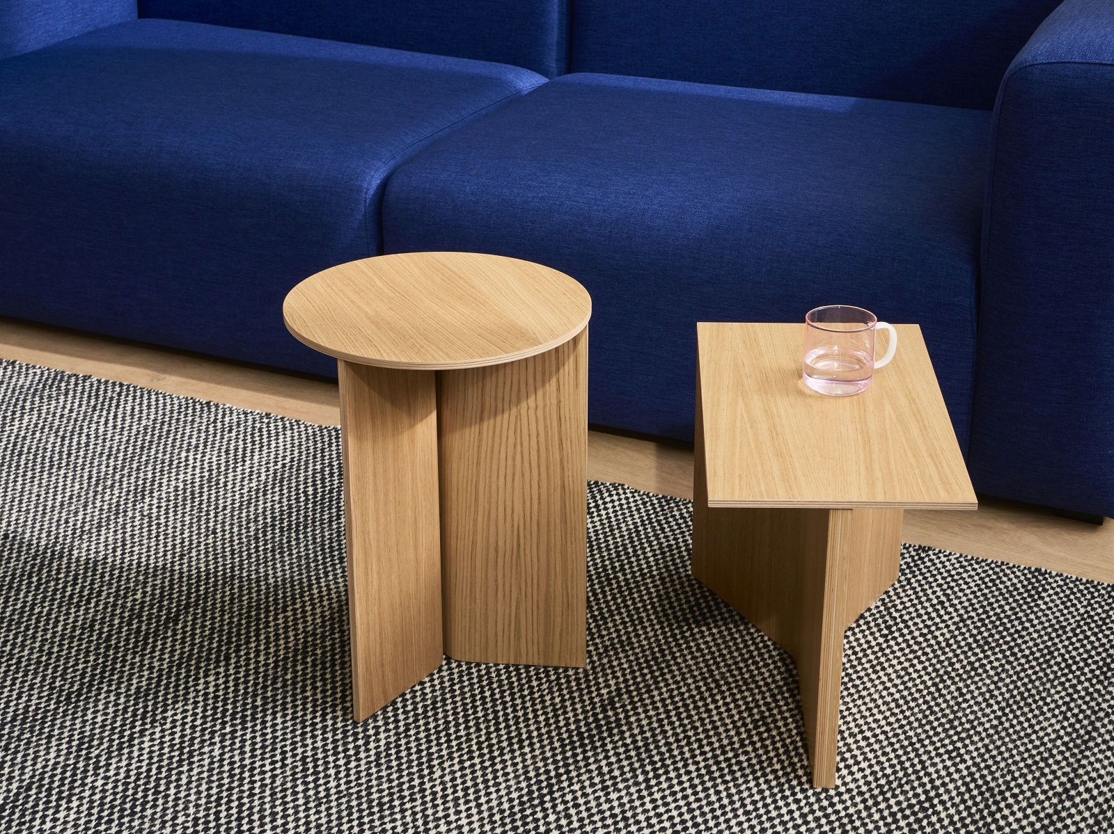 Hay Slit Table aus Holz, oblong und rund, als Couchtisch und Beistelltisch im Wohnzimmer.