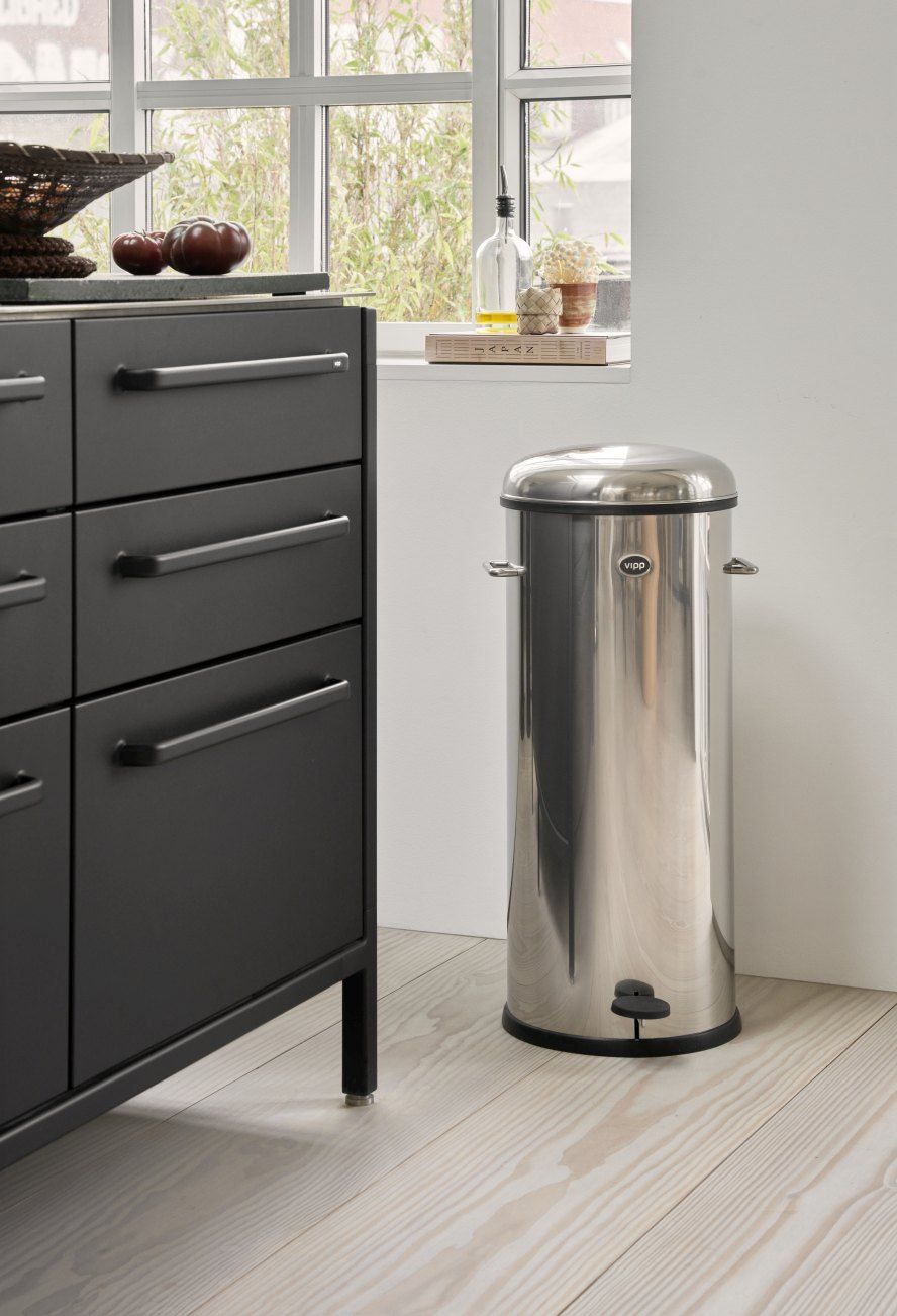 Edelstahl Treteimer von Vipp, 30 Liter, glänzend, mit Fußpedal in modernem Küchenambiente.