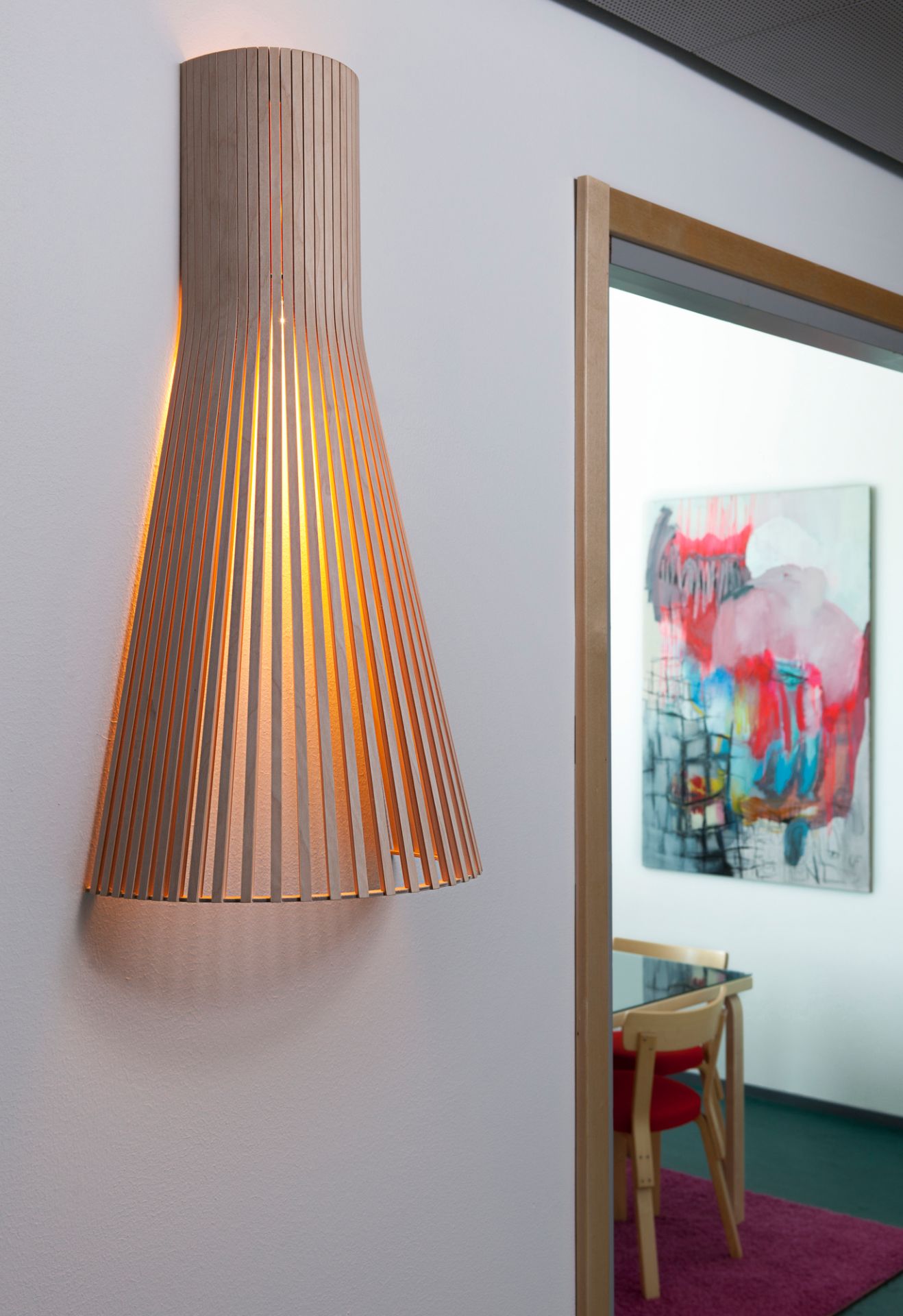 Secto 4230 LED Wandleuchte aus Holzlamellen, modernes Design für indirekte Beleuchtung im Wohnraum.