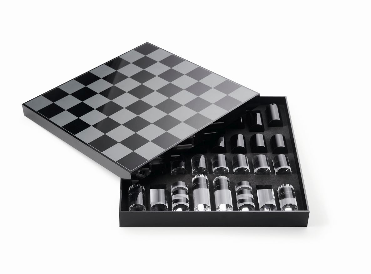 YAP Schachspiel von Philippi mit Glasfiguren und Schachbrett im geöffneten schwarzen Aufbewahrungskasten.
