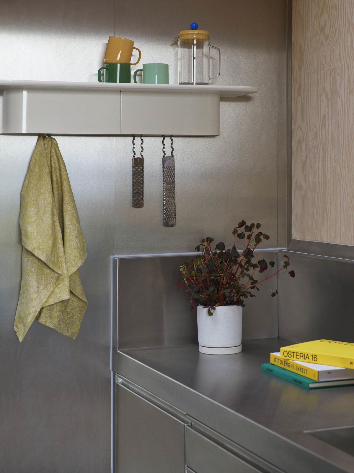 Helles Korpus Shelf Wandregal von Hay mit Haken, Geschirrtuch, Tassen und Küchenutensilien.