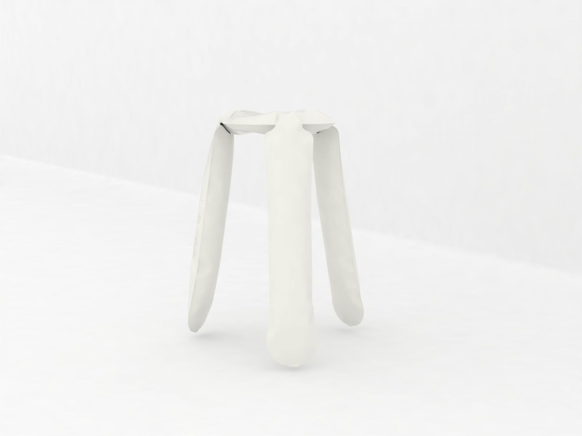 Moderner, minimalistischer Hocker in Weiß, dreibeiniges Design für Wohnzimmer und Esszimmer, skandinavischer Stil.