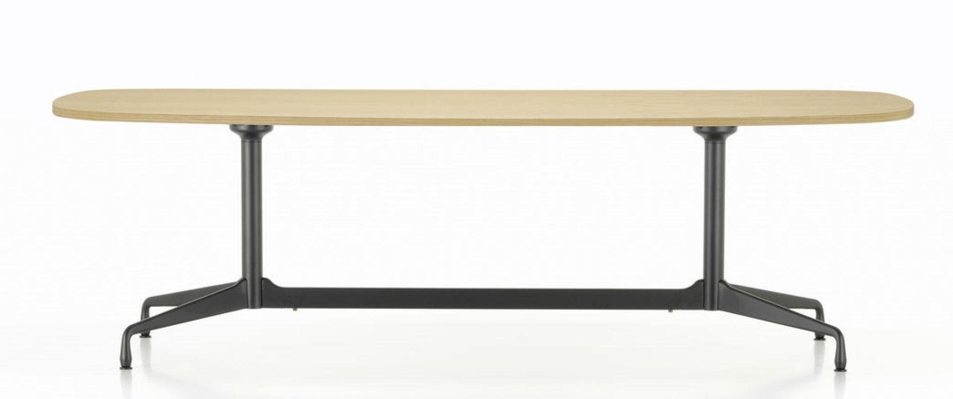 Eames Esstisch Bootsform 240 cm von Vitra mit hellem Holz und schwarzem Gestell.