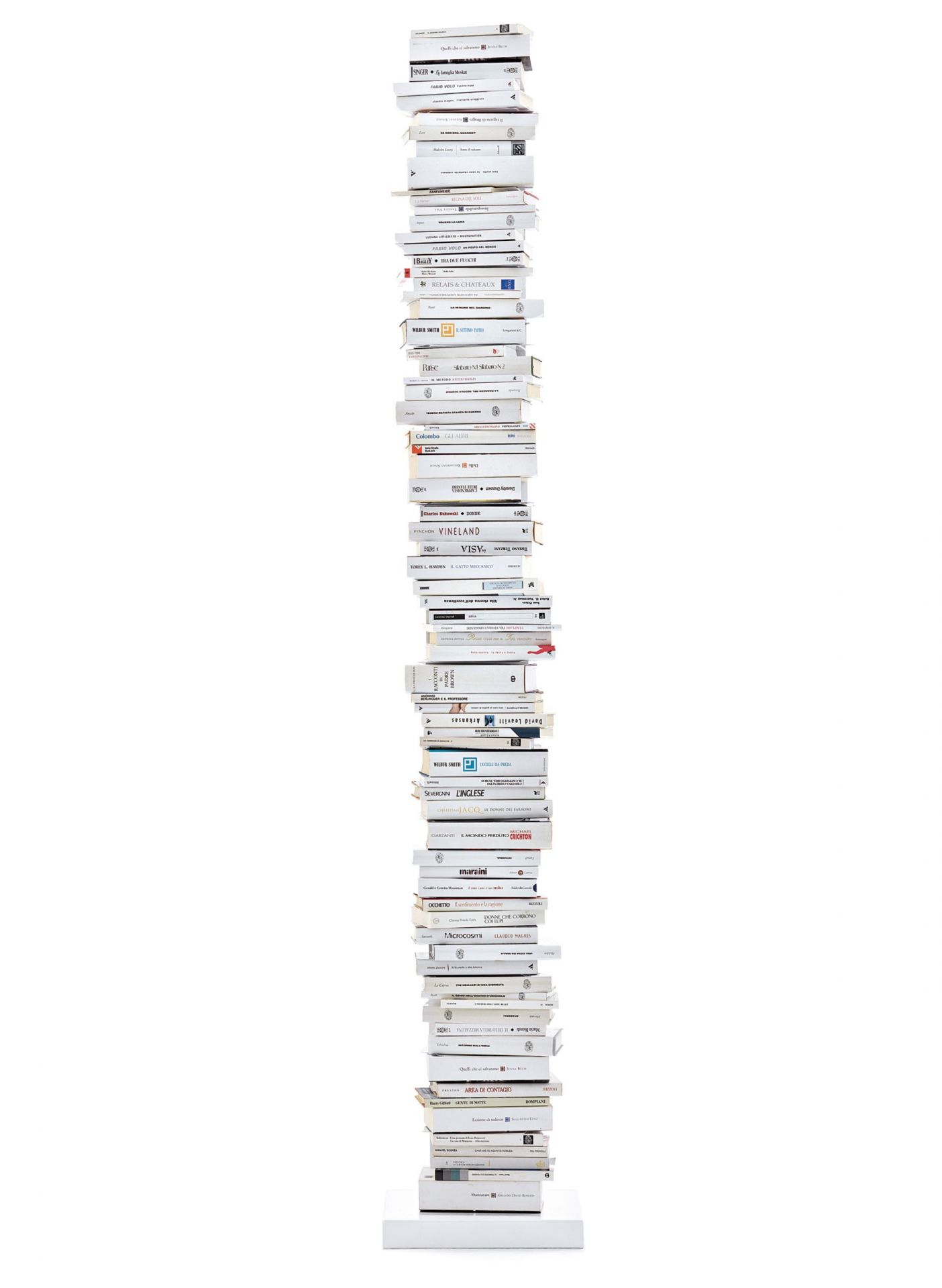 Ptolomeo Original Bücherregal freistehend von Opinion Ciatti, hohe Säule aus Büchern in weißem Hintergrund.