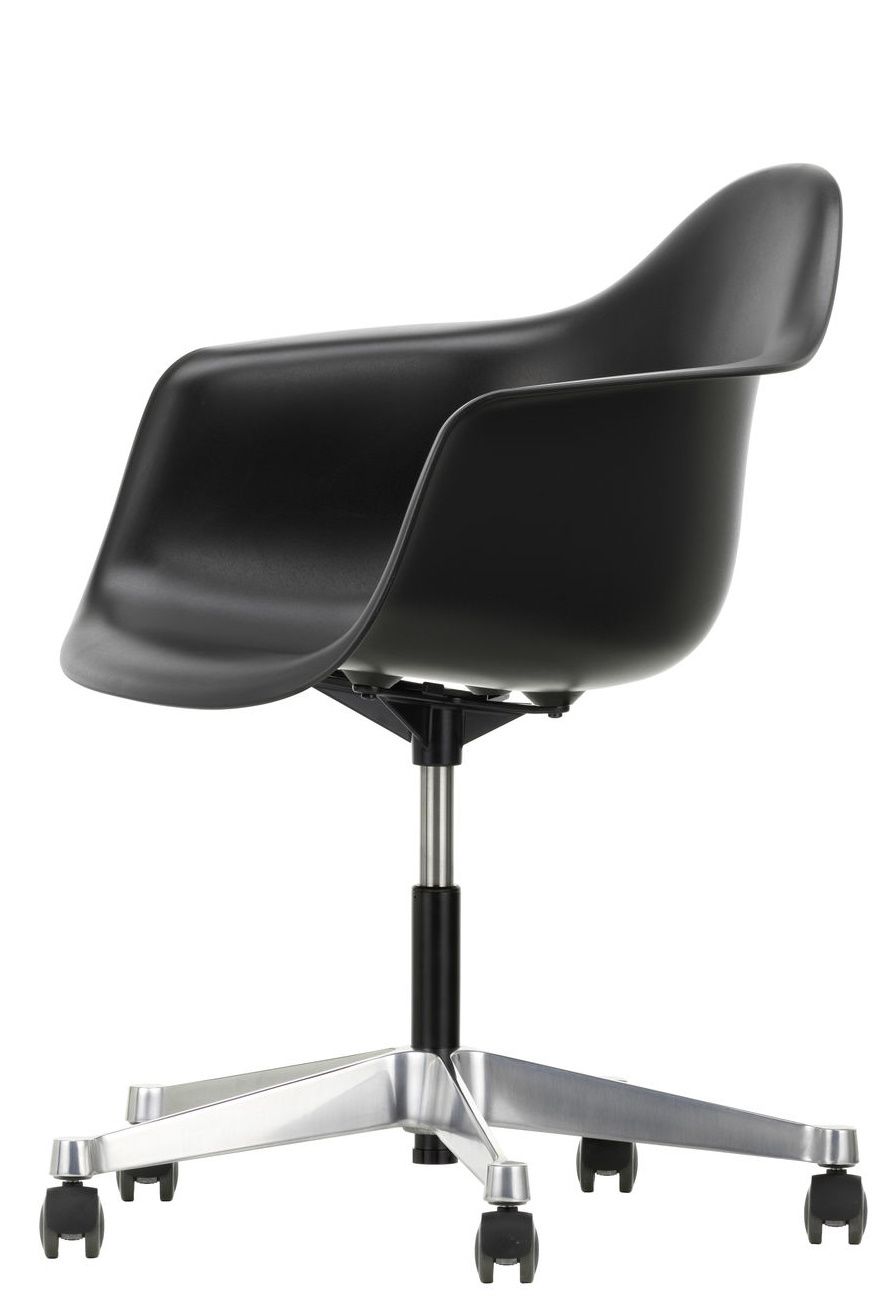 Schwarzer Eames Plastic Arm Chair PACC Stuhl von Vitra mit Rollen und silbernem Fußkreuz, seitliche Ansicht.