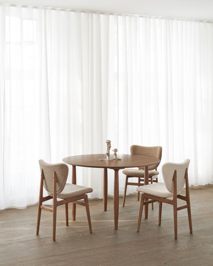 NORR11 Elephant Dining Chair Stuhl, Frontgepolstert, aus Holz mit Stoffbezug, im Esszimmer mit Tisch.
