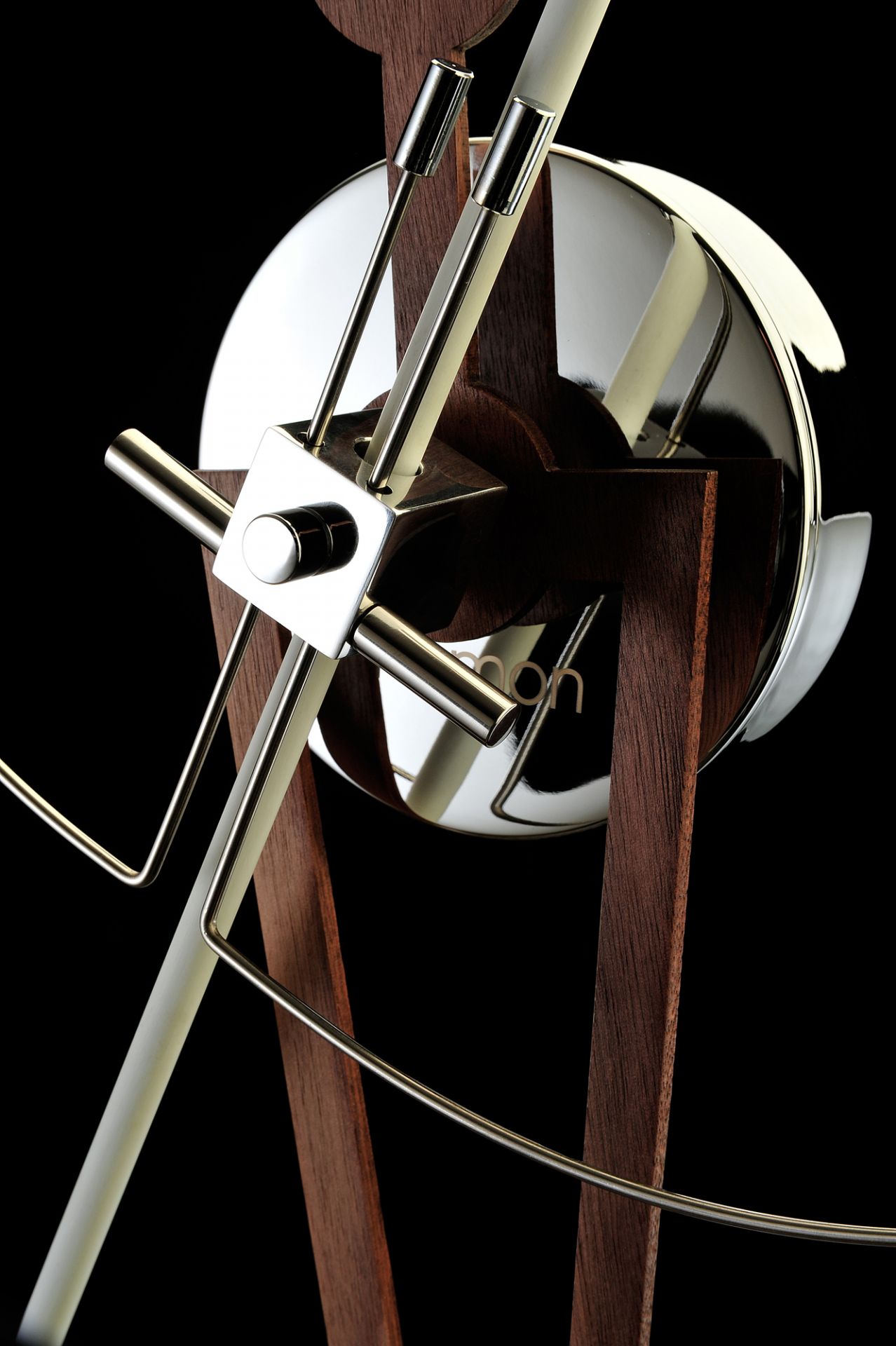 Detailaufnahme der modernen Cris n Wanduhr von Nomon mit Holz, Chrom und minimalistischem Design.