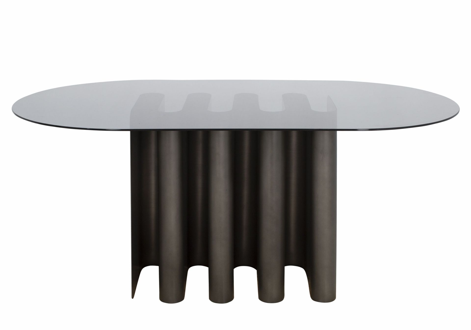 Tavolo2 Esstisch von Pulpo mit ovaler Glasplatte und außergewöhnlichem, geriffeltem Metallfuß in dunkler Farbe.