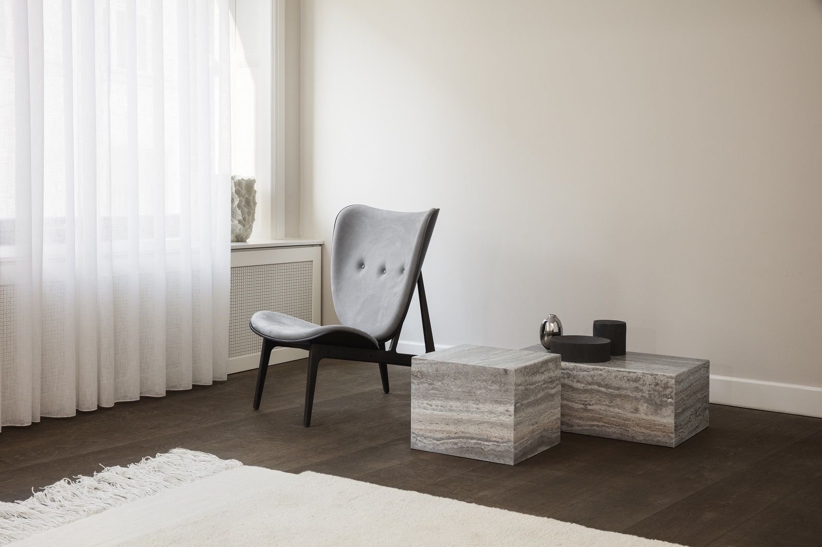 Cubism Coffee Table von Norr11, kleiner Couchtisch aus Travertin im modernen Wohnzimmer mit Sessel.