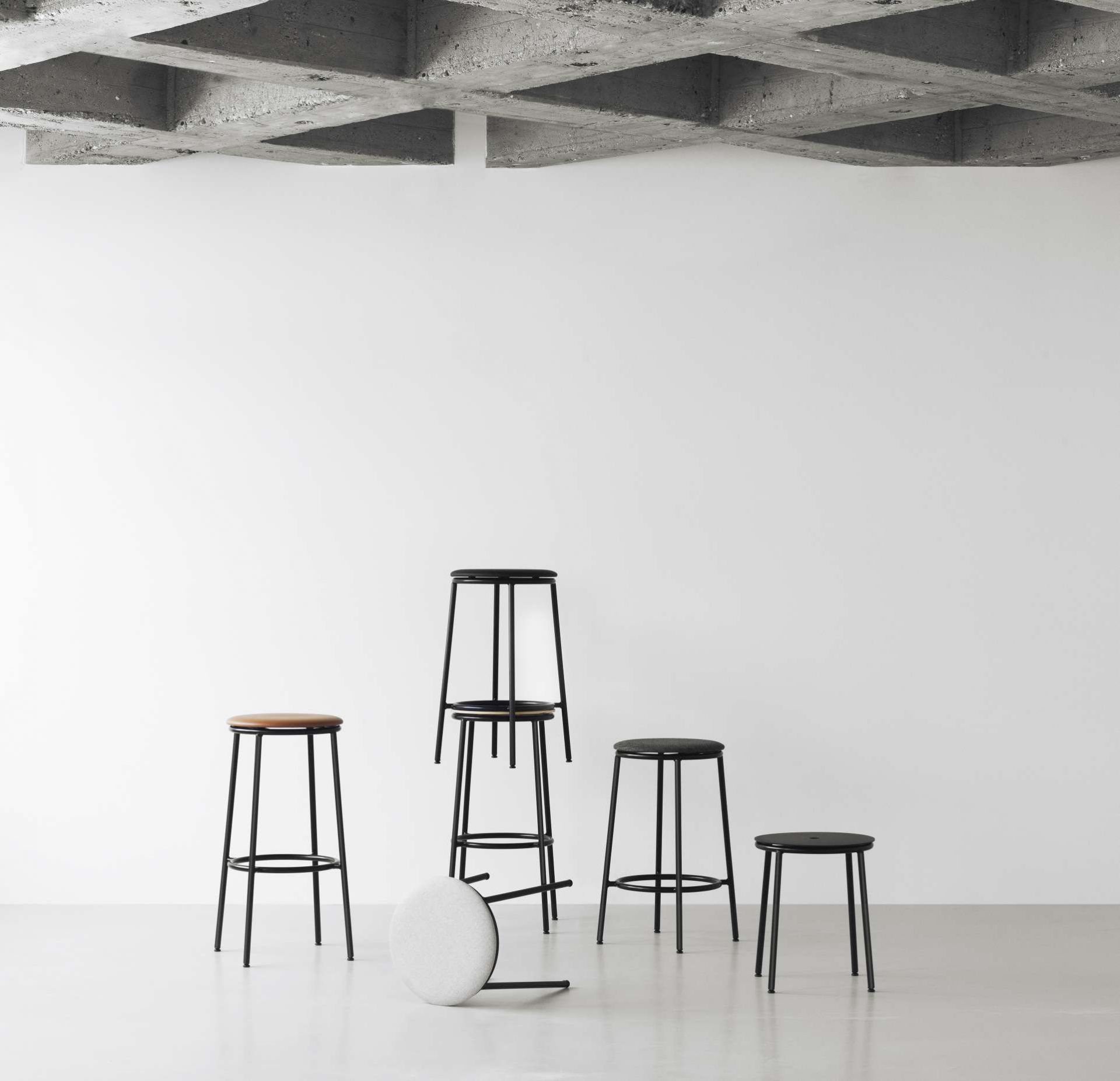 Circa Barhocker H 65 cm von Normann Copenhagen in verschiedenen Ausführungen.