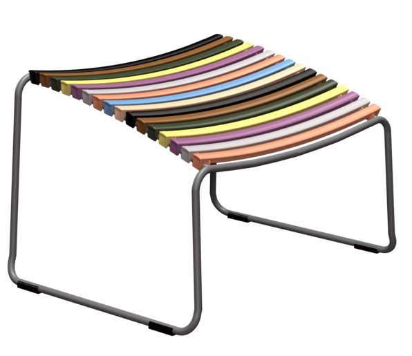 Click Footrest Fußhocker von Houe, Outdoor-Hocker mit farbenfrohen Kunststofflamellen und grauem Metallgestell.