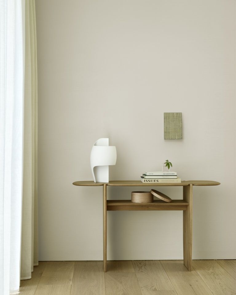PI Konsole Eiche Ethnicraft: Elegante Konsole aus Eichenholz mit Ablagefläche, dekoriert mit Lampe und Büchern.
