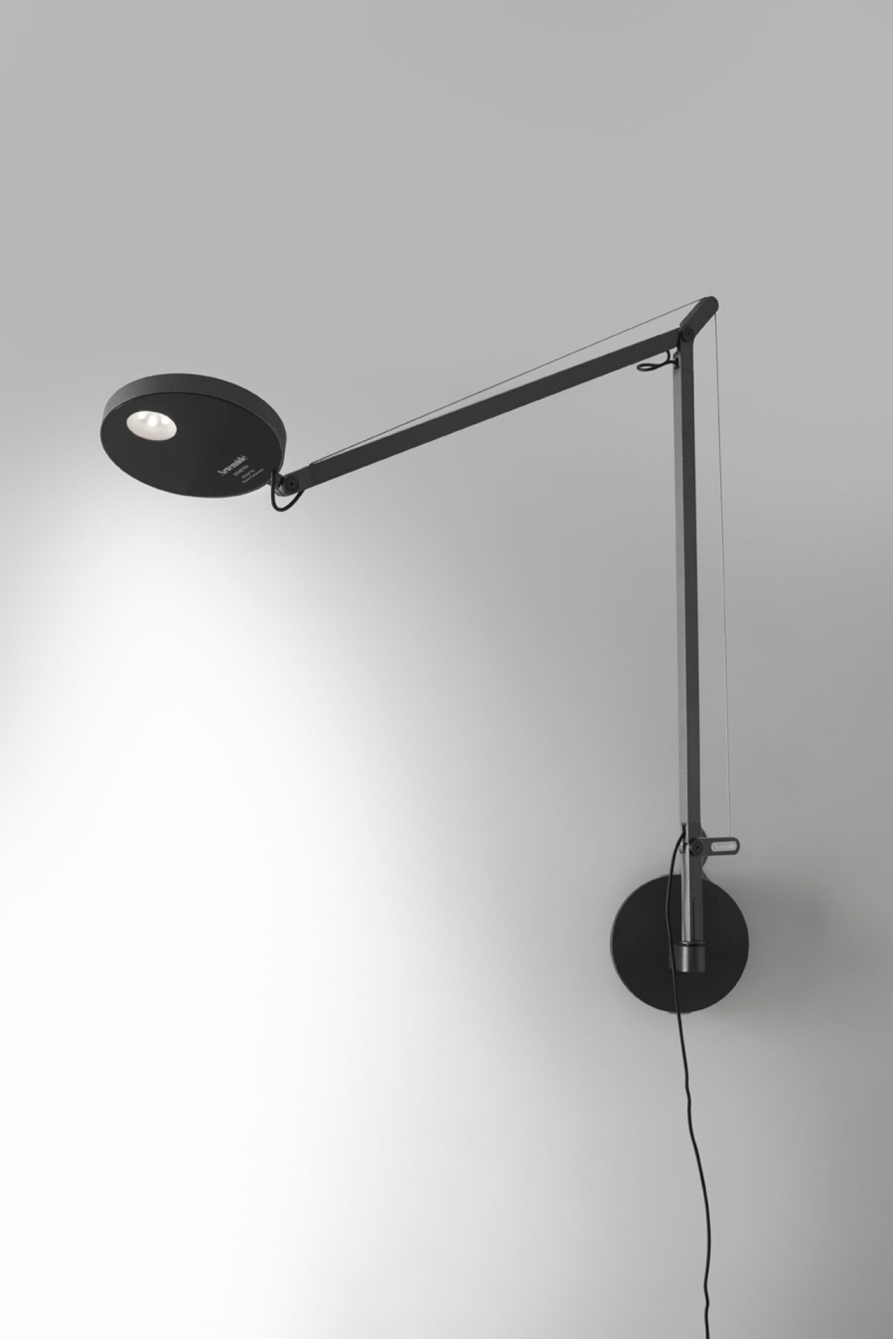 Schwarze Demetra Wandleuchte von Artemide mit verstellbarem Arm und LED-Leuchte. Moderne Wandlampe.