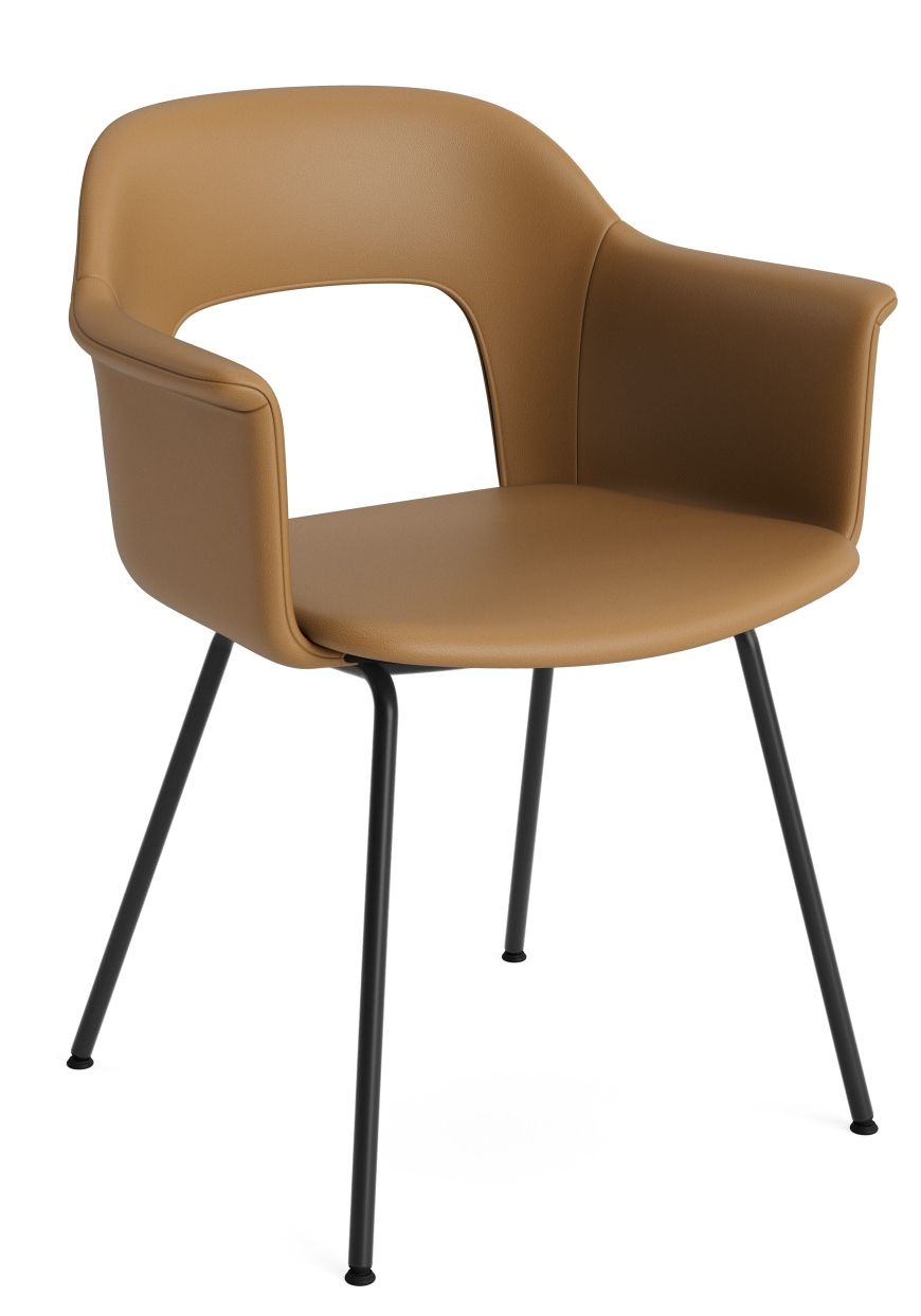 Layout Armchair von Hay, Armlehnstuhl in Lederoptik, hellbraun, mit schwarzem Metallgestell, modernes Möbeldesign.